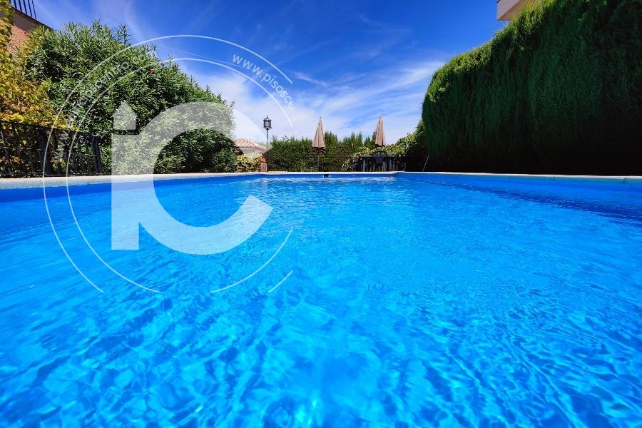 Chalet independiente con piscina en Gojar / Zubia