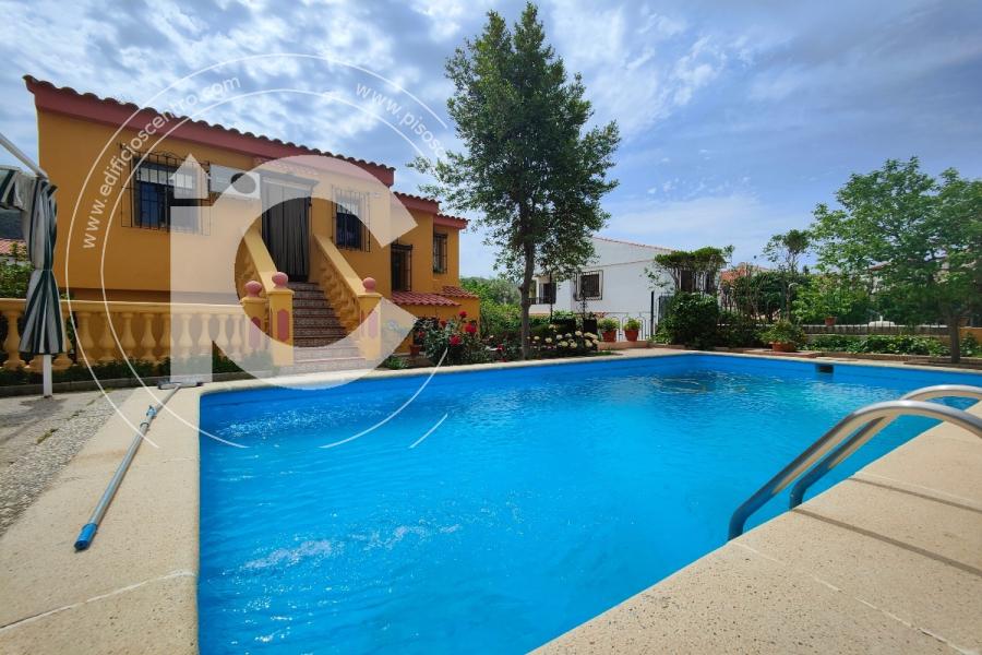 Chalet independiente en venta en Pinos-Genil