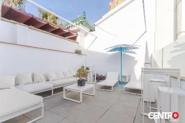 Casa con terraza y local comercial  junto a la Catedral